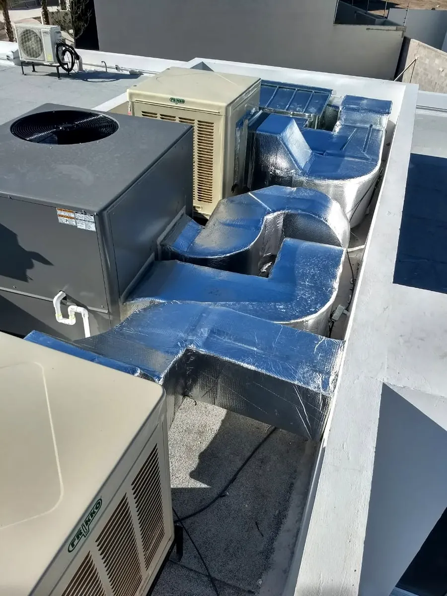 Extracción de aire en azotea — trabajo real de Climas y Refrigeración Delta