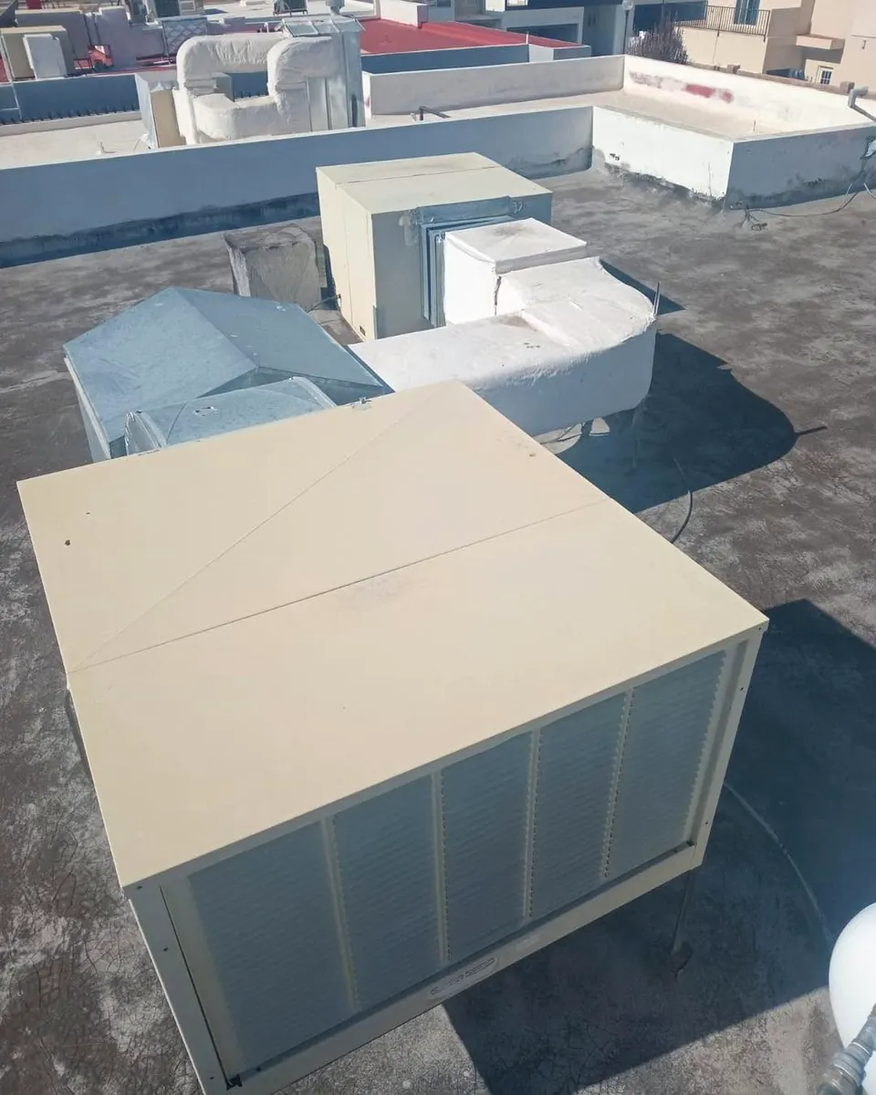 Montaje de equipo de climatización — trabajo real de Climas y Refrigeración Delta