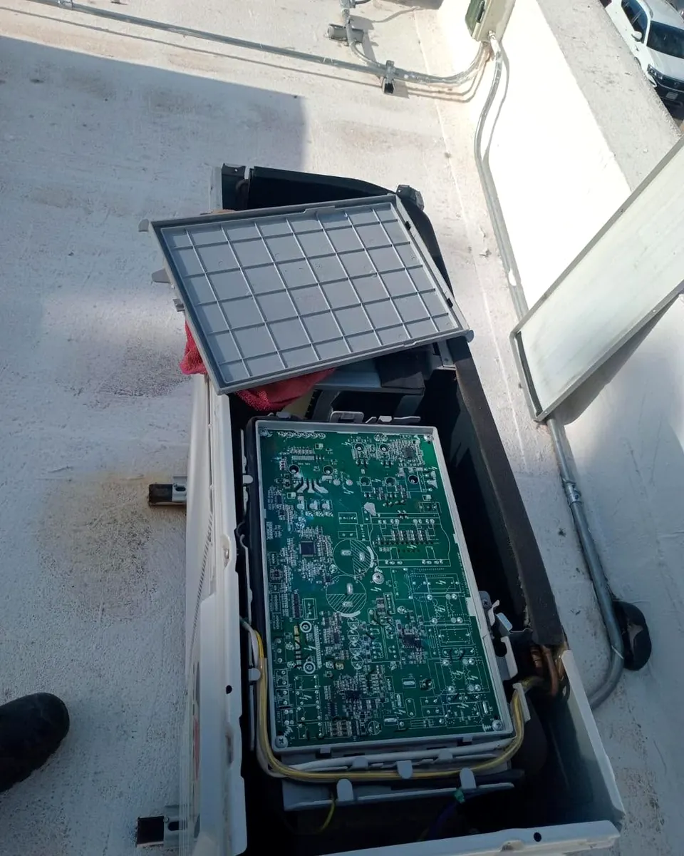 Diagnóstico de componentes electrónicos — trabajo real de Climas y Refrigeración Delta