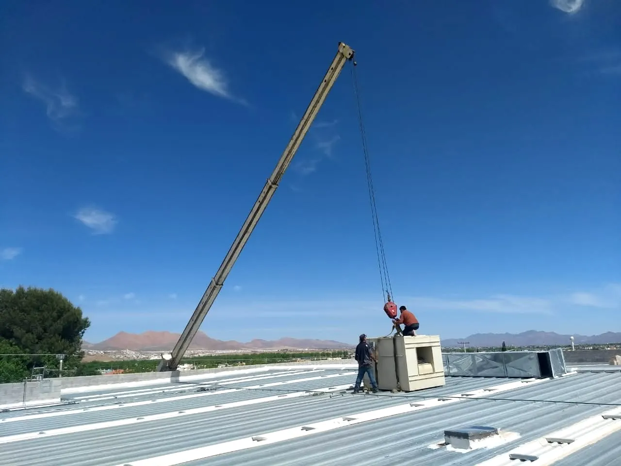 Equipos de aire acondicionado en azotea — trabajo real de Climas y Refrigeración Delta