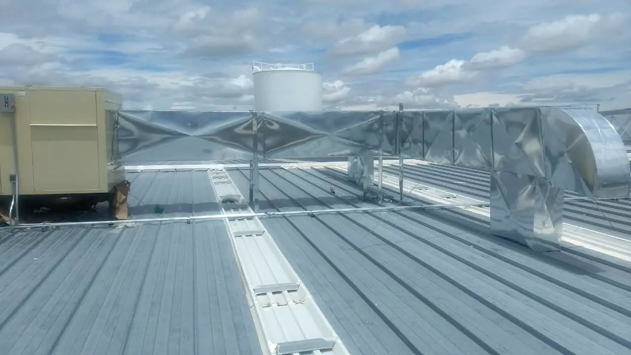 Sistema de climatización con ductos aislados — trabajo real de Climas y Refrigeración Delta