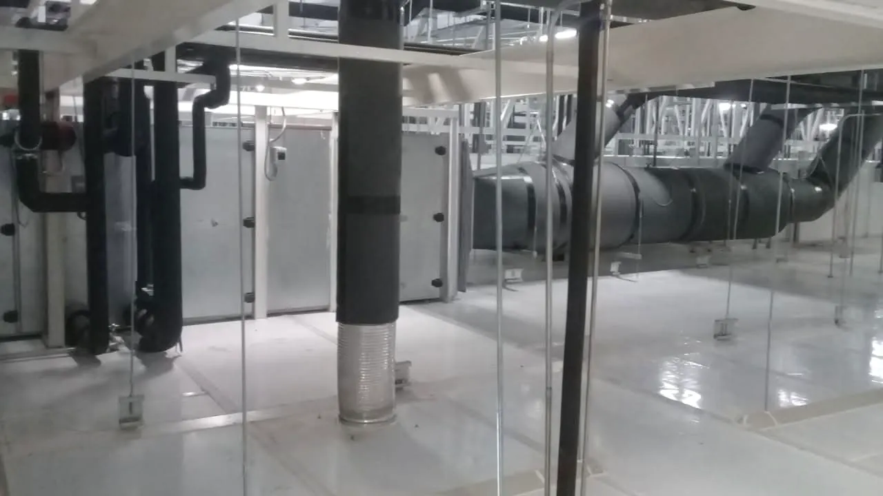 Montaje de equipo con ventilación — trabajo real de Climas y Refrigeración Delta